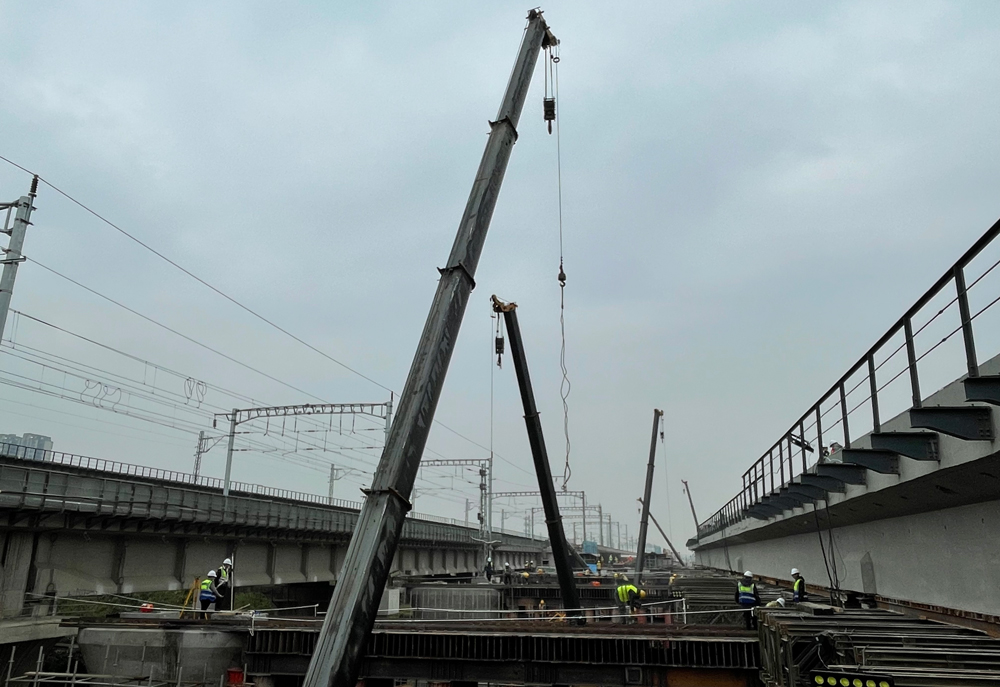 本次施工的成都南聯絡右線特大橋位于成都市三環路南三段至錦江大道之間，梁體全長89.9米，高2.5米，梁體重約2200噸，為全線重點工程。施工過程中，平移粱平移距離為22.29米，相當于在空中同時拖動1500輛小轎車進行移動。該平移粱施工同時創下了國內最大的連續變截面道岔梁橫向平移施工記錄，為同類型施工提供了經驗。圖為平移梁施工現場。