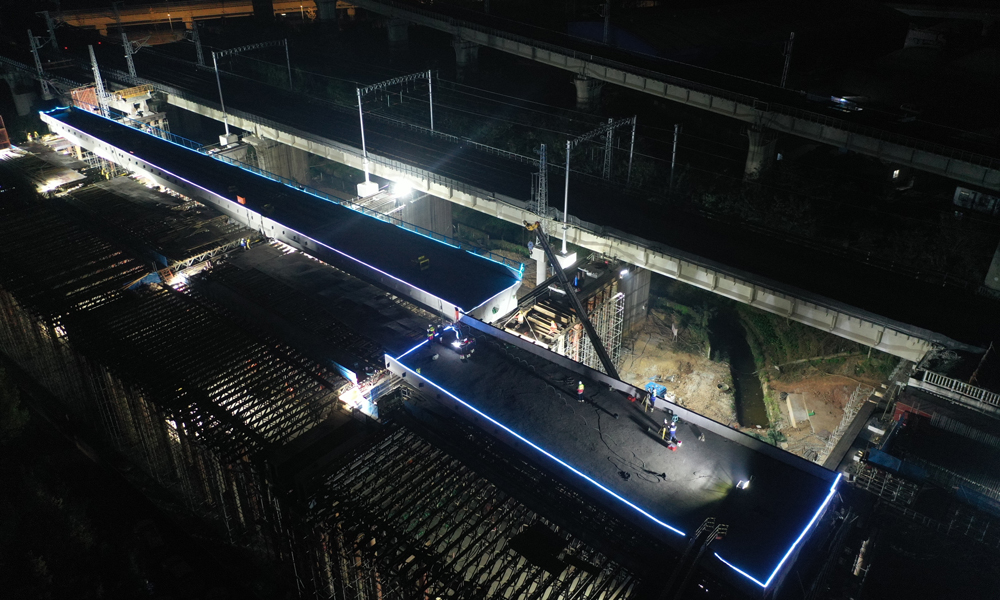 成自高鐵是國家“八橫八縱”高速鐵路網中“京昆通道”的重要組成部分，全長176公里，是四川省首條時速350公里的高速鐵路。建成后，對加快地區融入長江經濟帶發展戰略，推進西部大開發進程，加快區域合作與發展具有重要意義。圖為夜間平移施工。