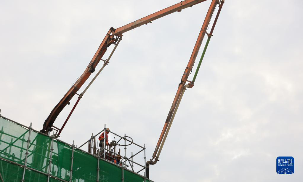 12月12日，工作人員在進行混凝土澆筑。新華社記者 劉續 攝