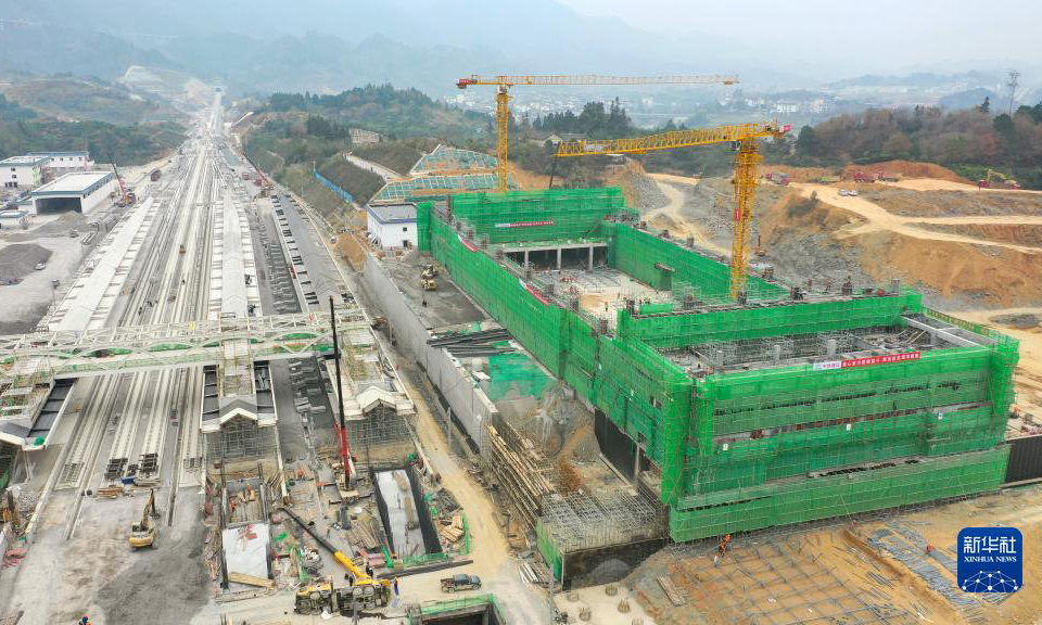12月12日，荔波站站房成功封頂（無人機照片）。新華社記者 劉續 攝