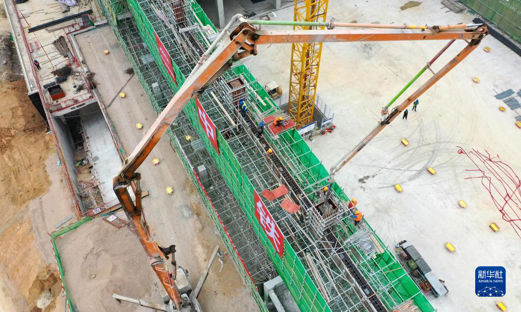 12月12日，工作人員在進行混凝土澆筑（無人機照片）。新華社記者 劉續 攝
