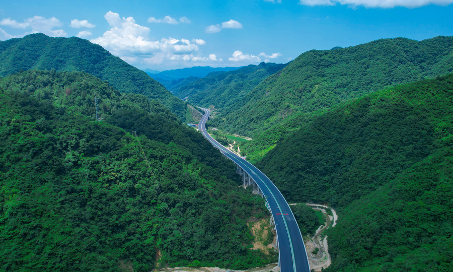 12月9日，中國中鐵旗下中鐵北京局、中鐵隧道局參建的寧陜至石泉高速公路正式通車運營，陜南山區又添一條發展新通道、綠色新通道。