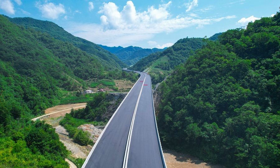 寧石高速公路位于安康市西北部，是陜西省“2367”高速公路網規劃中的一條重要聯絡線，路線北起寧陜縣筒車灣鎮，與京昆線相接，途經寧陜、石泉兩縣，與十天線相連，全長51.784公里，設計速度每小時80公里。項目全線橋隧比高達87.24%，部分線路橋隧比甚至超過了95%，是陜西省橋隧比最高的高速公路。