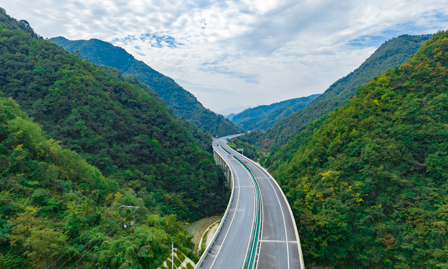 項目地處秦巴山脈生態區，面臨地形地質復雜、施工場地狹窄、生態環境敏感等諸多難題挑戰。建設團隊先后克服管段戰線長、體量大、結構物橋隧占比大等諸多困難。同時，通過加強對關鍵區域的生態環境監測，做好植被保護和污水、垃圾等污染治理，最大限度地降低施工作業對重要生態系統和保護農作物的影響，打造了“綠色工程”。