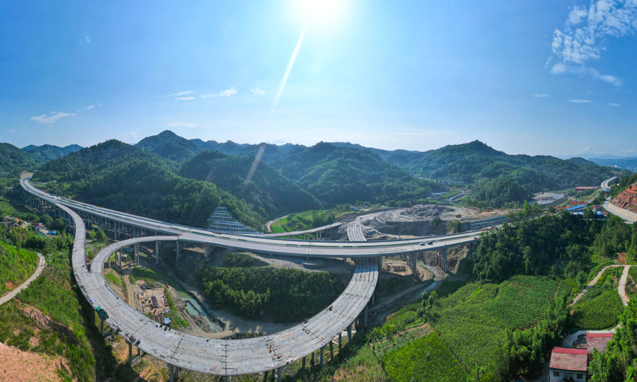 寧石高速的通車，寧陜縣至石泉縣的行車時間從2個小時縮短到約45分鐘，極大地緩解了陜南交通瓶頸制約，形成“西安—寧陜—石泉—安康”旅游走廊，助力川陜革命老區經濟振興。