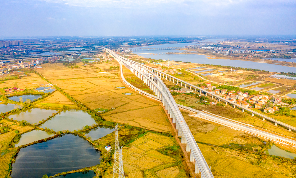 12月15日10時58分，隨著一對500米長鋼軌平穩鋪設在江西省南昌市金溪湖特大橋上，由中國鐵建所屬中鐵十四局承建的昌（南）景（德鎮）黃（山）高鐵江西段正式進入鋪軌階段，為全線按期開通運營奠定了堅實基礎。圖為昌景黃高鐵沿線。