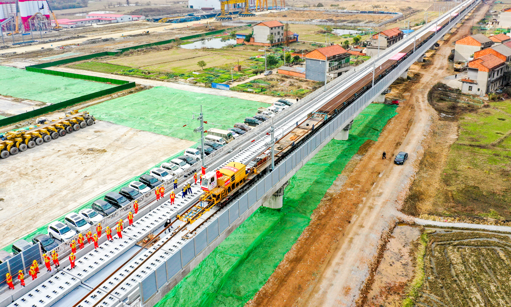 據悉，昌景黃高鐵建成后，將連接杭黃高鐵，黃山、杭州與南昌、景德鎮的聯系更加緊密，東部地區將形成一條跨越浙皖贛三省名城、名湖、名山的“黃金旅游線”，也是一條紅色旅游線、文化旅游線和生態旅游線，將促進長江經濟帶打造的三大增長極之一——長江中游城市群中特大城市南昌的輻射帶動作用，并將江西省打造成為“一帶一路”建設連接點和內陸開放型經濟戰略高地，對促進沿線經濟發展具有重要意義。圖為昌景黃高鐵鋪軌施工現場。