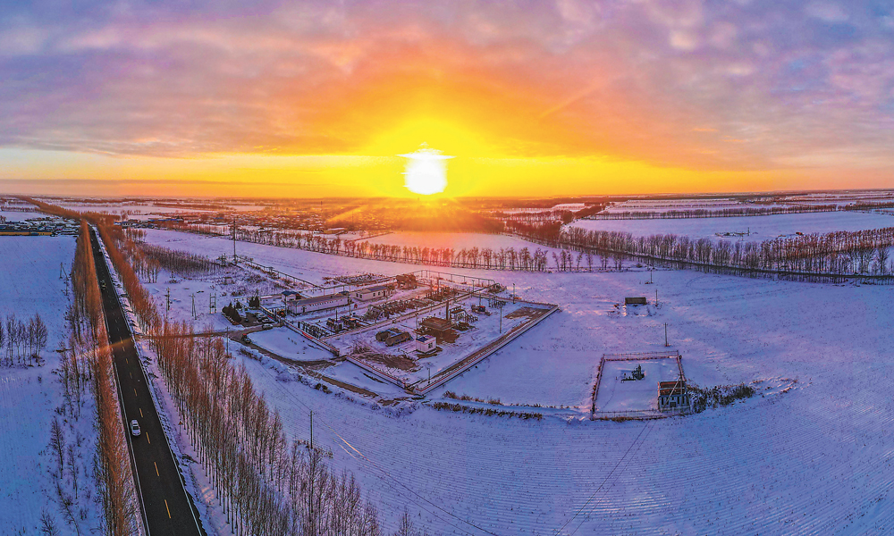 當前，正值沖刺年度任務目標的關鍵時期，中國石油各油氣生產單位統籌生產經營、提質增效、改革管理等各項重要任務。廣大干部員工扎根崗位、苦干實干，克服低溫、風雪等不利影響，以飽滿的熱情奮戰在油氣生產一線。圖為沐浴在朝陽中的大慶油田升深1集氣站。張云普 高乃佳 攝影報道 