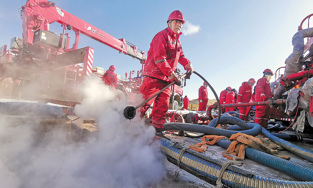 入冬以來，長城鉆探壓裂公司強化重點設備設施檢查維護力度，對施工現場的管線、管匯和各類化工料進行防凍處理。圖為泵工正在用高壓熱蒸汽融化管線上的堅冰。劉芳 趙曙光 攝影報道
