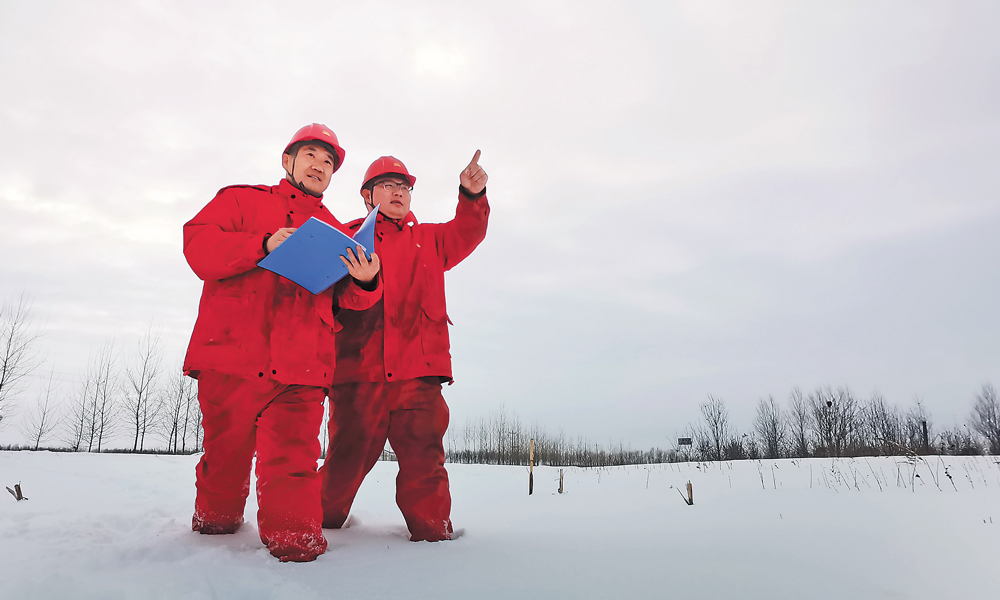 近日，大慶油田采氣員工踏著厚厚積雪仔細巡線，確保天然氣管線安全運行。高乃佳 張云普 攝影報道