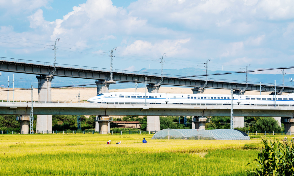 12月16日，中國中鐵多家單位參建的中越國際通道彌勒至蒙自高速鐵路開通運營。昆明南站至紅河站最快69分可達，云南省紅河哈尼族彝族自治州境內彌勒、開遠、蒙自等三地實現半小時通達。