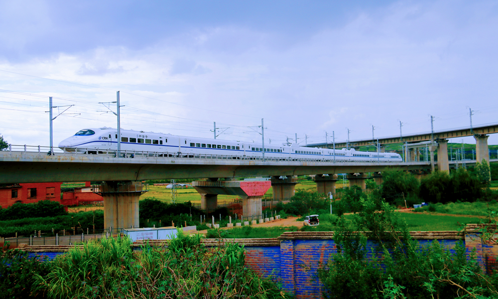 彌蒙高鐵的開通運營，極大便利沿線各族人民群眾出行，助力旅游等產業發展，對支持民族地區加快發展、全面推進鄉村振興、促進高水平對外開放，具有十分重要的意義。