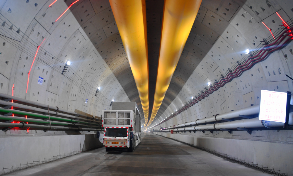 12月21日上午，由中國鐵建所屬中鐵十四局負責施工的廣州至湛江高速鐵路湛江灣海底隧道“永興號”盾構機成功穿越2500米湛江灣海域段，進入湛江主城區，標志著廣湛高鐵建設取得重要階段性勝利。圖為成型隧道湛江灣入海處。