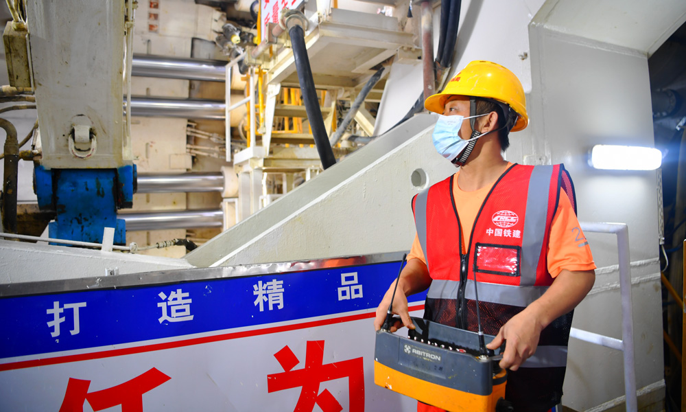 全長9640米的湛江灣海底隧道設計為單洞雙線，是全線唯一采用盾構施工法的隧道，其中7551米盾構區間由一臺開挖直徑14.33米的盾構機完成施工，是我國目前獨頭掘進距離最長的大直徑穿海高鐵盾構隧道。圖為盾構建設者正在拼裝管片。