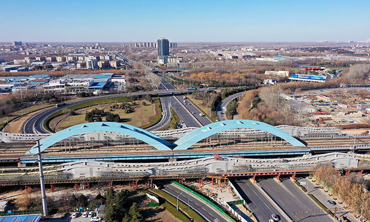 12月22日，中鐵十局的工作人員在對濟鄭高鐵跨濟南經十西路槽型梁進行合龍作業（無人機照片）。新華社記者 郭緒雷 攝