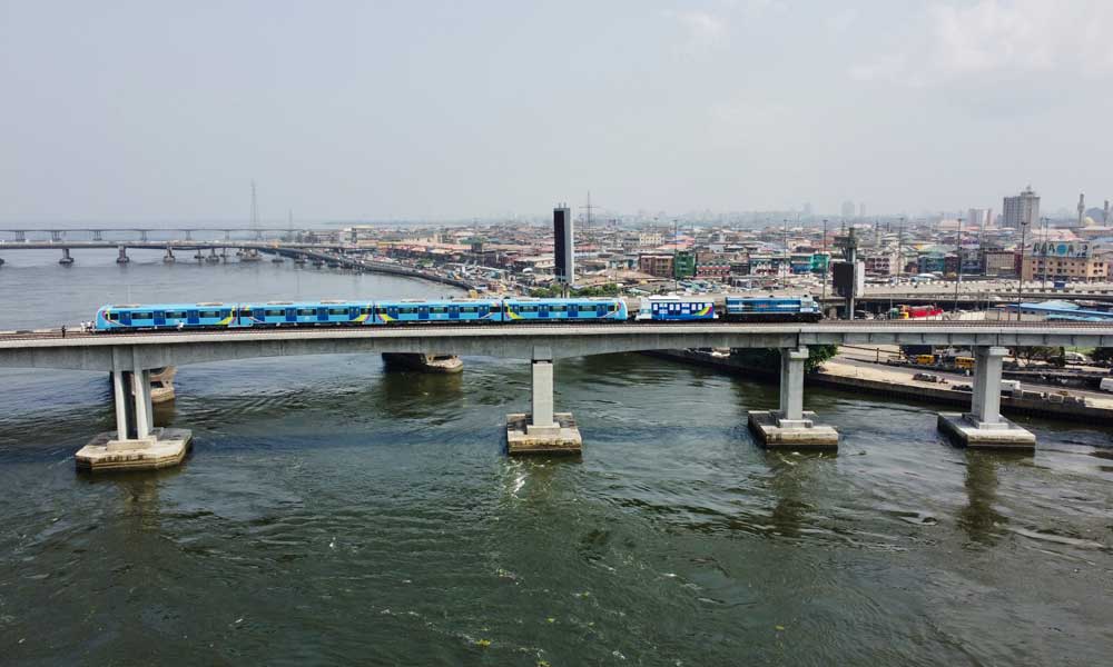 當地時間12月21日，由中國鐵建所屬中國土木總承包，鐵四院設計，中國鐵建大橋局、中鐵建電氣化局參建的西非第一條電氣化輕軌——尼日利亞拉各斯輕軌藍線一期竣工儀式在尼國家大劇院站隆重舉行。圖為行駛中的拉各斯輕軌藍線列車。