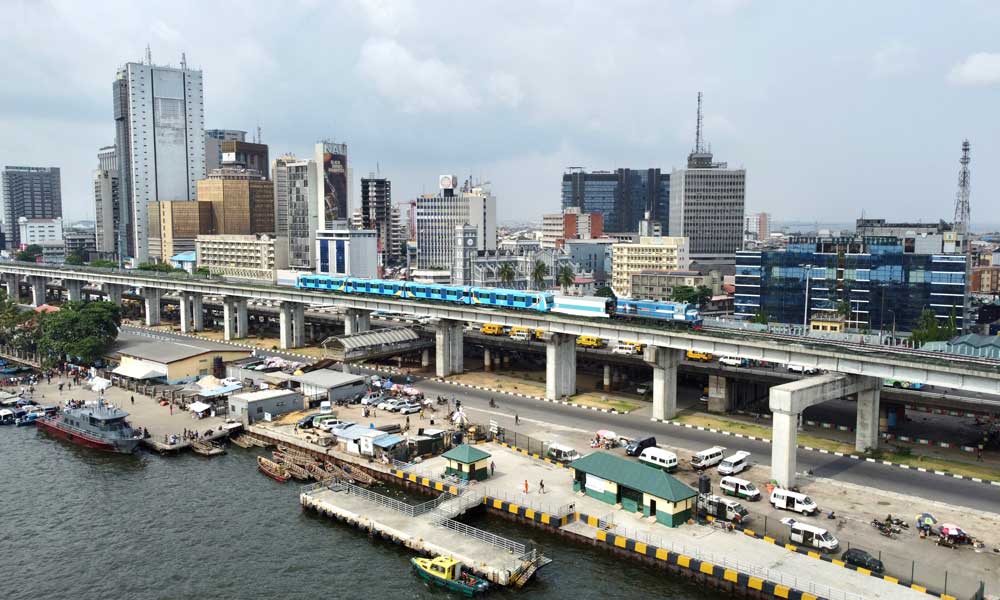 拉各斯輕軌藍線全長約28公里，連接拉各斯商業中心馬瑞納至西部巴達格瑞地區，共設車站11座，設計時速100公里。本次竣工的一期工程為馬瑞納至麥圖段，全長13公里，設立車站5座。圖為行駛中的拉各斯輕軌藍線列車。