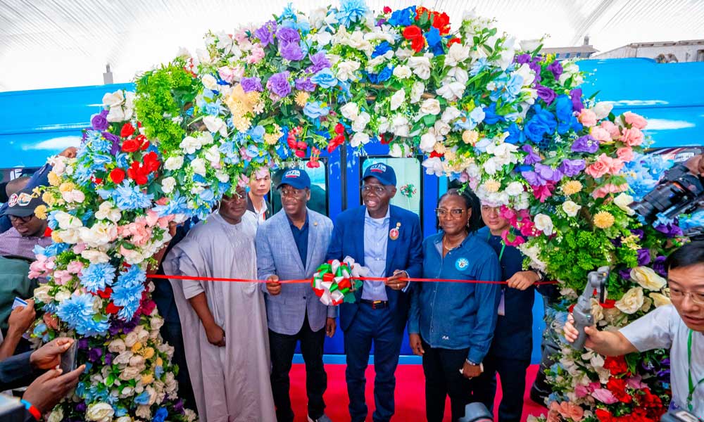 拉各斯輕軌跨lagoon湖高架橋是一座全長557米，水中部分占比超過百分之八十的海上橋梁，同時也是藍線輕軌的控制性工程。大橋地處大西洋入?？?，面臨深水施工、海工混凝土施工、海底障礙物多等困難，同時受既有游輪碼頭影響，跨海大橋有效施工時間短，工期緊張。為破解長聯大跨、小半徑曲線、橫向風荷載下施工穩定性、深水施工等難題，建設者采用剛構連續梁形式跨越水面，與既有公路橋平行對孔布置，歷時一年零6個月實現輕軌跨海運行。圖為竣工儀式現場。