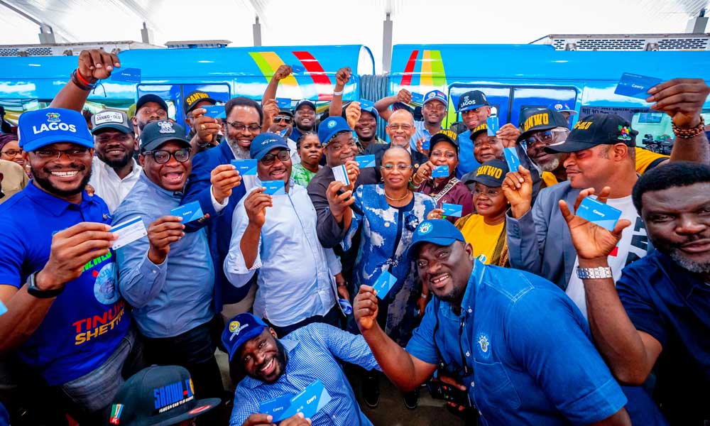 輕軌鋪設階段，建設者首次采用MATLAB仿真技術與現場結合的方式，提高了定測階段的準確性，減少了人工復測的時長，有效提升建設效率。依托現場實際，中國鐵建各參建單位積極開展科技創新研究，申報多項工法并獲得立項，發明多項專利技術，在國家級核心期刊發表十余篇技術研究和管理研究論文，科技成果收獲頗豐。圖為乘客打卡合影留念。