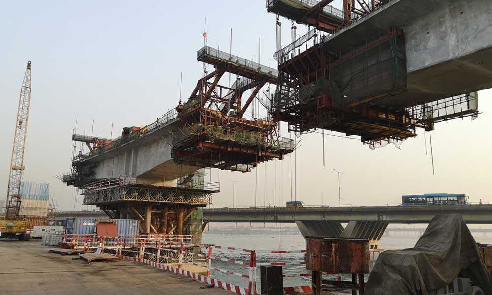 作為非洲第一大人口城市、非洲第一大城市經濟體的拉各斯，輕軌藍線是該州有史以來投資規模最大的基礎設施工程。輕軌全線建成后將極大緩解拉各斯州的交通壓力，為尼日利亞乃至西非其他國家的軌道交通系統規劃與建設提供積極借鑒。圖為拉各斯跨海大橋架設現場。