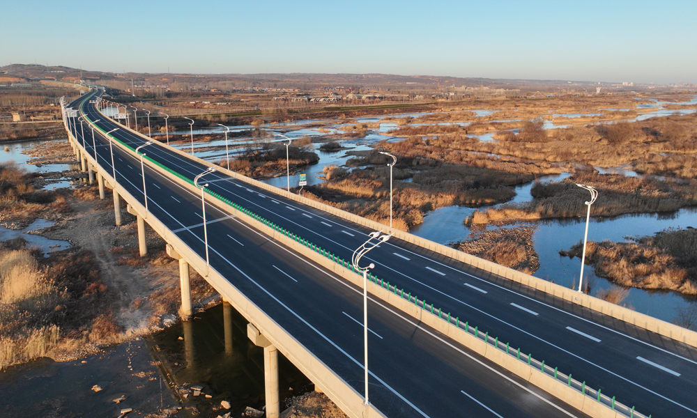 新伊高速作為河南省高速公路“雙千工程”和“13445工程”中引入央企投資的重點項目，在我國整個交通網絡中處于東西交匯、南北溝通的中樞地區。建成通車后，將推動洛陽第二外環高速取得突破性進展，實現洛陽西南方向連霍、洛盧、洛欒、二廣4條高速及多條國省道互聯互通、搭接成網，為帶動沿線區域經濟全面高質量發展提供了強有力的交通支撐，為洛陽“建強副中心、形成增長極”注入強勁新動能。