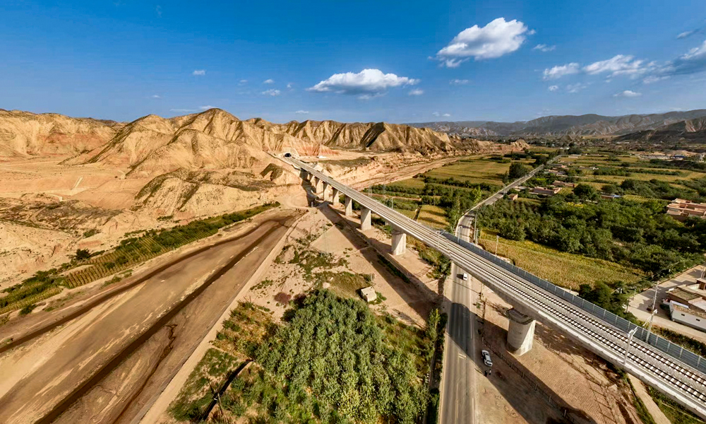 12月29日，由中國鐵建所屬鐵五院勘察設計，中鐵十一局、中國鐵建大橋局、中鐵十四局、中鐵十七局、中鐵二十局、中鐵二十二局、中鐵建設參建的銀（川）蘭（州）高鐵中（衛）蘭（州）段正式開通運營，我國西北地區再添快速客運大通道。圖為銀蘭高鐵寶臺山隧道段。