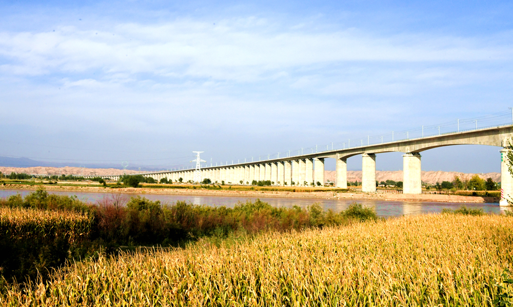 銀蘭高鐵是國家“八縱八橫”高速鐵路主通道之一“京蘭通道”的重要組成部分，是連接中國東北地區、京津冀經濟區與西北、西南地區的便捷高速通道。該線路北起寧夏回族自治區中衛市，向南經甘肅省白銀市及蘭州市，設計速度為250公里/小時，線路全長219.671公里。圖為銀蘭高鐵靖遠黃河特大橋。