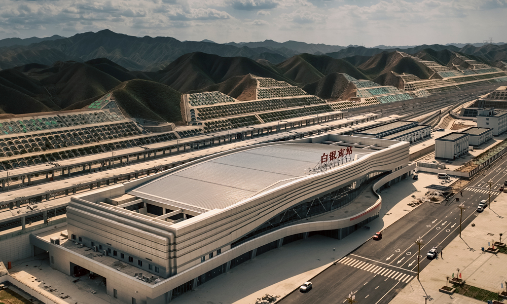 在我國西北地區最長單洞高鐵隧道、全線重點控制工程香山特長隧道建設中，針對全長17.763公里隧道穿越9條斷層破碎帶及4條褶皺，沿線分布坑洞、瓦斯及有害氣體、巖爆、軟巖變形和第三系富水弱膠結砂巖等不良地質問題，設計團隊多次組織專家論證，不斷完善優化設計方案，為隧道掘進精準施策，確保了工程順利投用。圖為銀蘭高鐵白銀南站。