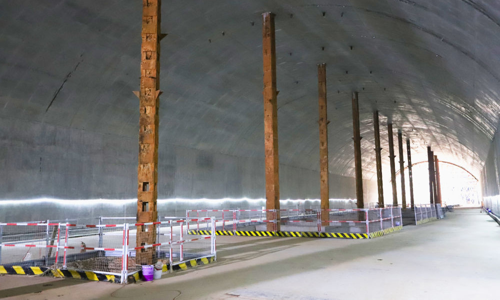 項目屬膨脹土層地帶，膨脹土遇水易膨脹變形、失水會收縮開裂、性質極不穩定，素有工程“攔路虎”之稱。建設團隊克服管線改遷復雜和綠化移栽量大等諸多困難，聘請第三方監測機構，在基坑開挖階段進行全天候24小時進行變形監測。經過426天“突擊戰”，順利完成主體結構圍護樁的施工。