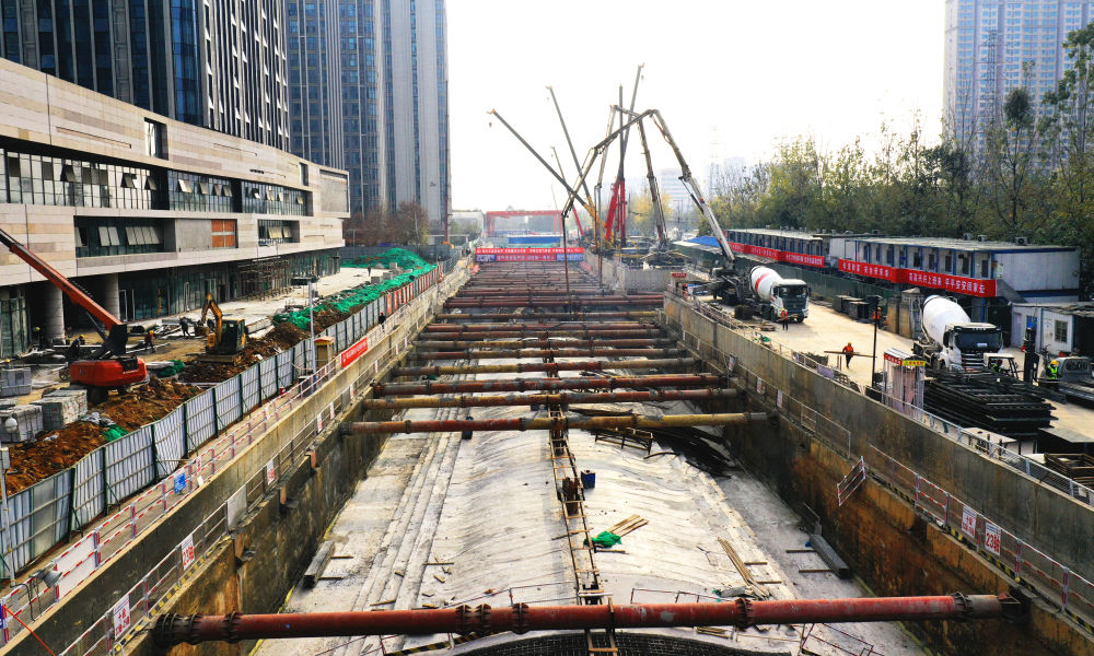 “地鐵車站施工工藝日趨成熟，簡約、美觀、新穎成為大部分車站選擇的風格。幸福梅林站弧形拱頂結構新穎而富有韻律，受力安全，節省材料。作為‘全國最大’，意味著沒有先例可以學習借鑒，我們面對‘零基礎’，從頭開始探索前進，在正式施工前留足時間組織專家科學論證，反復琢磨方案，歷經三個月時間，最佳施工方案出爐?！痹撠撠熑苏f。