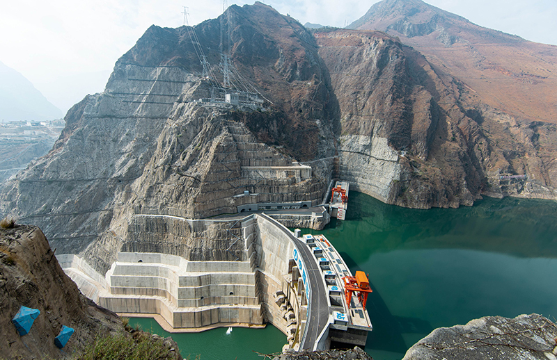 近年來，四川省涼山彝族自治州因地制宜持續推進“三江”（金沙江、雅礱江和大渡河）流域大型水電項目建設，有序推進風電、光伏等發電基地建設，已建成水、風、光清潔能源裝機5872.5萬千瓦，在建和擬建裝機2051多萬千瓦。圖為地跨四川省會東縣和云南省祿勸縣的烏東德水電站，該電站總裝機容量1020萬千瓦（1月3日攝）。新華社記者 江宏景 攝