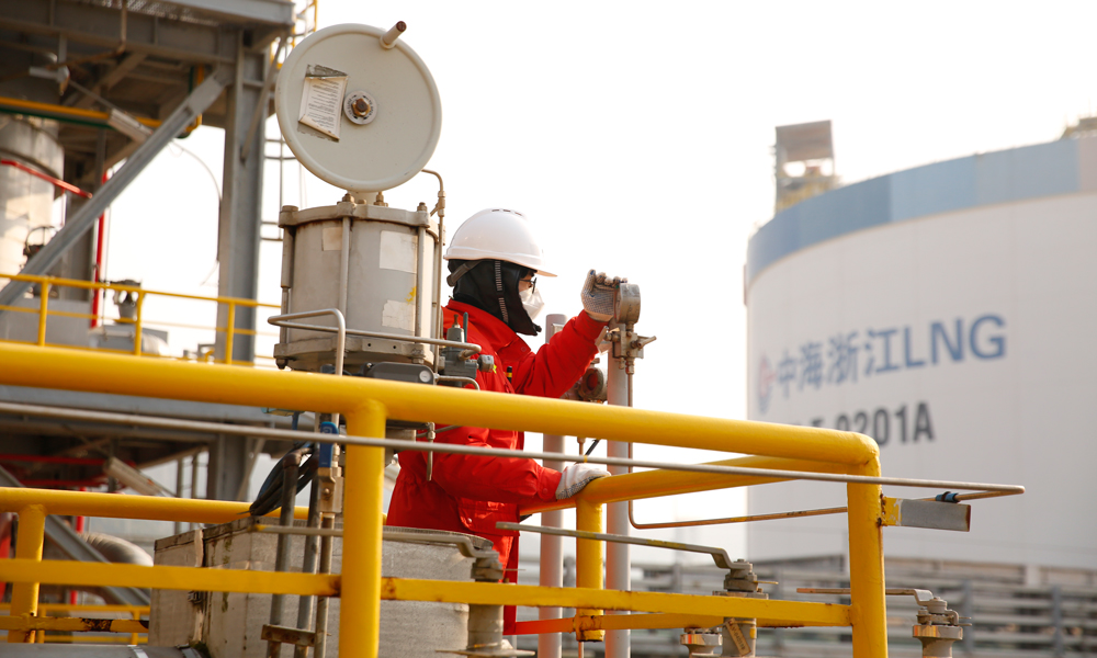 春節期間，數萬名中國海油的建設者奮戰在增儲上產、能源保供的第一線，他們用海油人的“奮斗指數”換來千家萬戶的“幸福指數”。圖為近日，氣電集團浙江LNG接收站工藝人員對設備開展細致巡檢，保障天然氣平穩外輸。崔偉永 攝