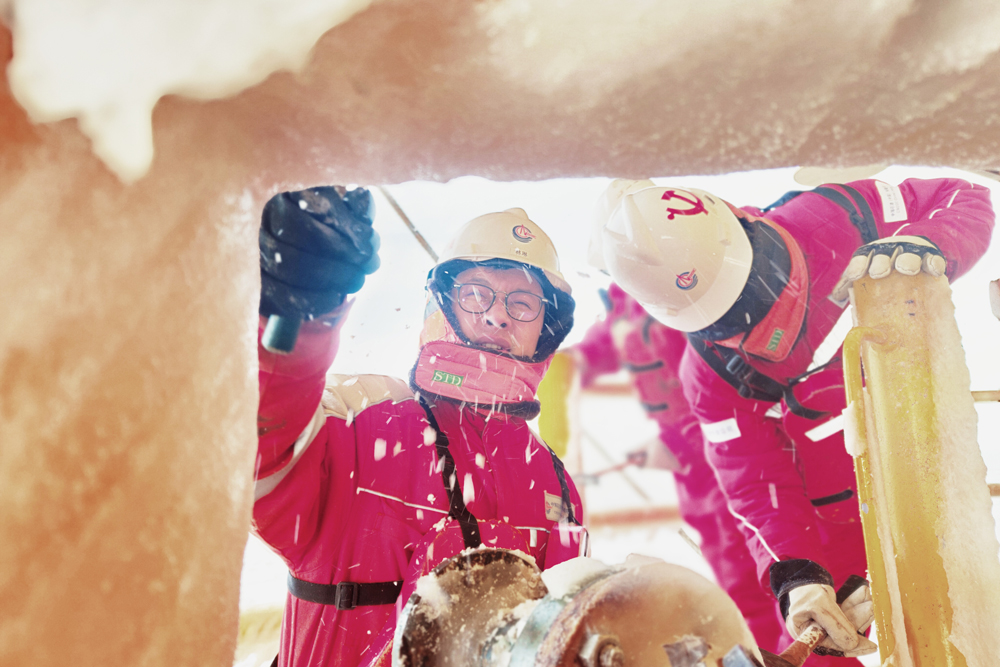 1月23日，有限天津分公司蓬勃作業公司CEPB平臺一線員工合力清雪破冰，除去潛在隱患，保障巡檢和施工作業安全。袁偉亮 林琳 攝