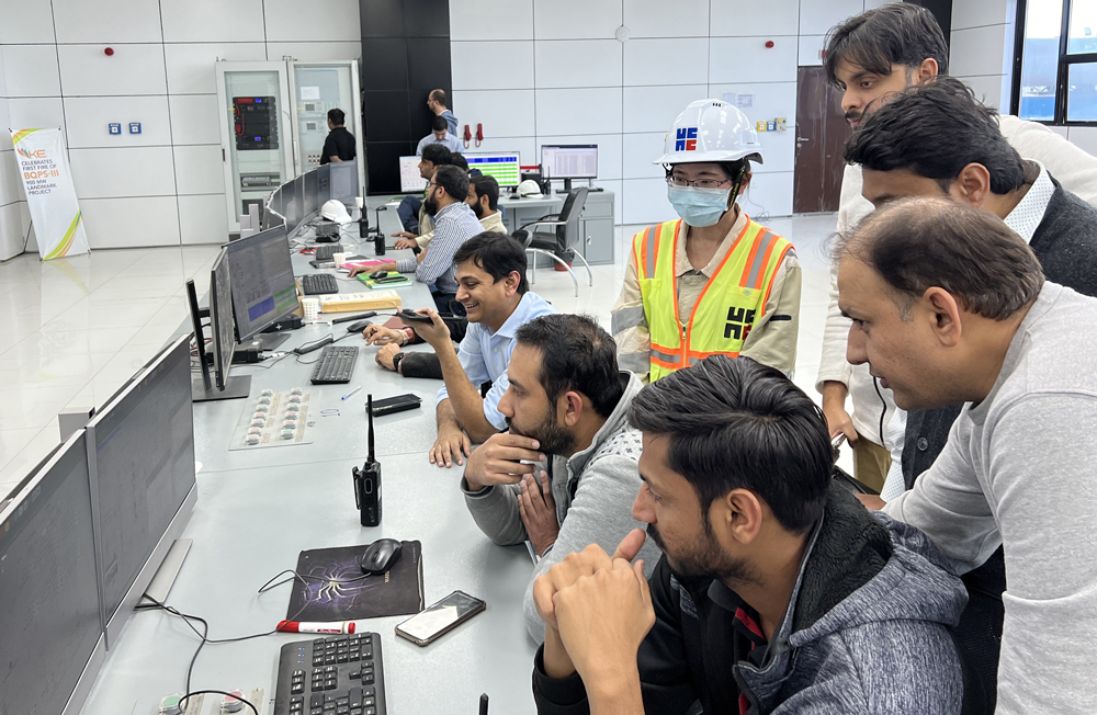 近日，在巴基斯坦濱佳勝三期項目現場，為調整出執行2號機組勵磁試驗規定的有功功率和無功功率，工作人員配合調度指示，認真操作主變壓器分接、實時觀察電網參數變化。最終，經多次細微調整，順利達成操作目標，完成試驗項目。