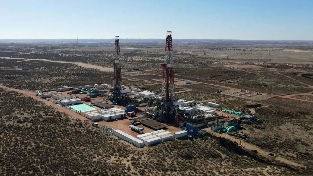 新年開局，長慶油田以“實”字當頭、“干”字為先，牢牢把握增儲上產主動權，持續提升天然氣冬季保供能力。1月份，長慶油田累計生產原油219.03萬噸，天然氣48.07億立方米，油氣當量達到602.06萬噸，同比增加15.36萬噸。王友花 攝