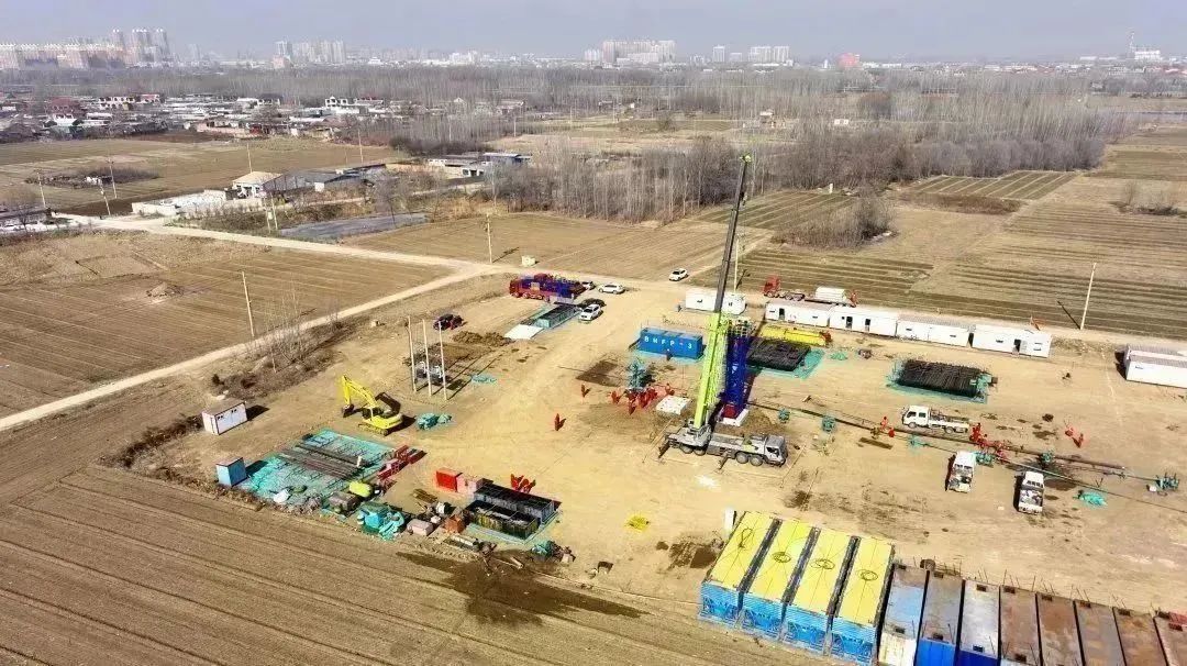 新年首月，華北油田拉滿弓、鉚足勁，實施老油田“壓艙石工程”。1月份，華北油田完成實施60口，日增油143噸，階段增油2895噸，超額完成1月油水井進攻性措施。截至目前，原油、天然氣、煤層氣產量均超出計劃運行，其中煤層氣產量同比增加44%。劉天一 攝