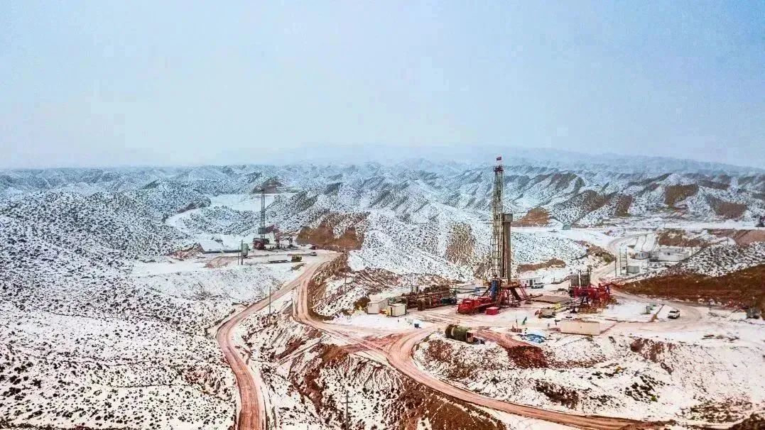 近日，玉門油田高效組織原油生產開發工作，狠抓冬季安全生產管理，緊盯天氣變化，加強油水井的日常動態管理。1月份，玉門油田累計產油6.36萬噸，累計產氣760.87萬立方米。扎實推進新能源項目，200兆瓦光伏發電項目運行平穩。朱俊霖 攝