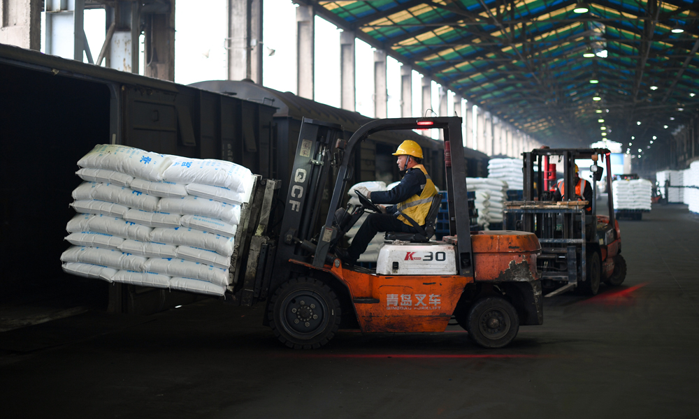 眼下正值春耕備耕時節，作為春耕期間投放化肥產品位居中國前列的國內大型涉農企業，云天化集團充分發揮大型氮磷肥裝置規模優勢、技術優勢和安全環保優勢，以周期性、計劃性、預防性管控為措施，持續提升裝置“長周期”運行能力，有效發揮裝置產能，全力以赴保障春耕化肥供應工作。