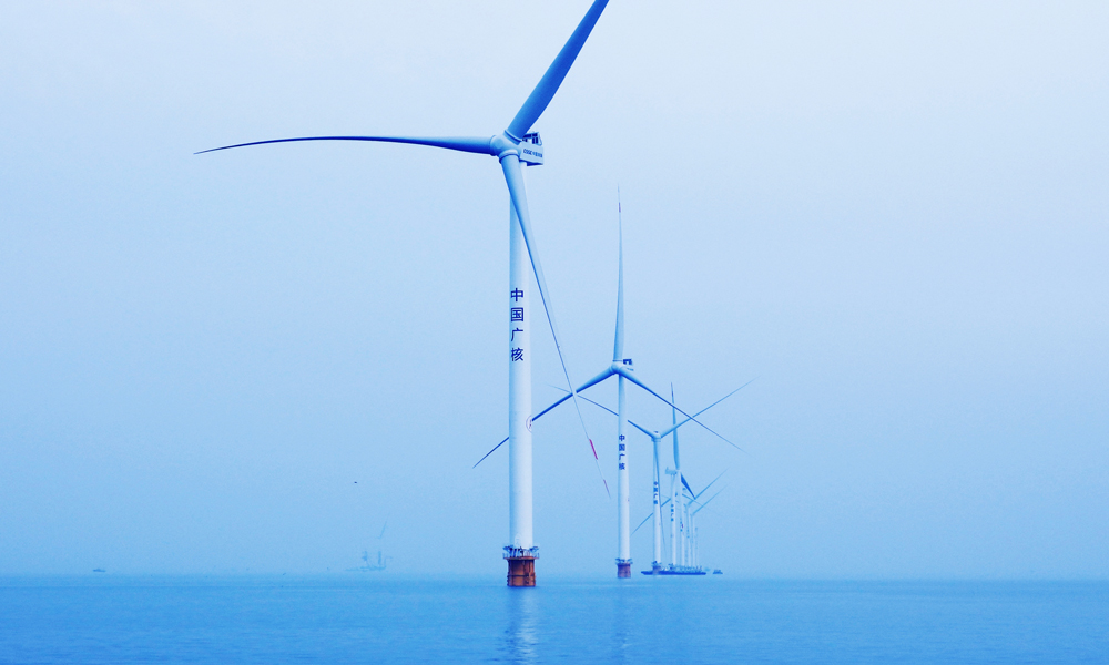 近日，國內首個海上風電與海洋牧場融合發展研究實驗項目煙臺萊州30萬千瓦海上風電場全容量投運，實現了中廣核在我國北方海域海上風電建設“零”的突破。