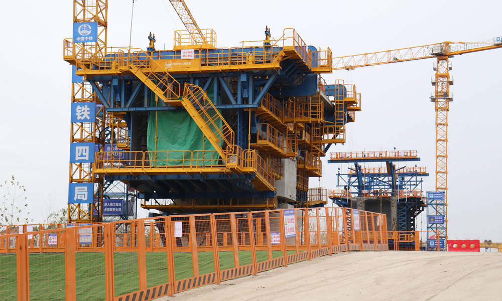 近日，用于滬渝蓉高鐵武宜段2標的懸臂智慧造橋機通過試驗認證，標志著中國中鐵旗下中鐵四局主導研發的智慧造橋機將正式投入量產，為加速高鐵建設注入新的科技動能。