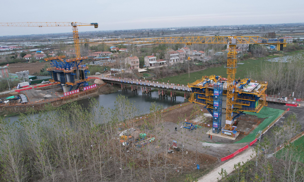 智慧造橋機于2021年9月制造完成。相比較于傳統懸臂現澆梁，智慧造橋機組裝拆解時間可節省40小時；可實現懸臂現澆梁節段鋼筋骨架整體入模，較傳統掛籃施工可節省15時/節段；研制的自動走行、液壓模板調節控制系統，較傳統掛籃調節可節省6時/節段；開發造橋機三維數字化監管平臺，提高了橋梁建造質量和整套裝備的安全性；創新造橋機反力預壓方式，在零號塊腹板上預埋反力支架，利用液壓千斤頂的頂推力，通過反力架將作用力分級傳遞給造橋機，下壓底模，上拉吊桿，從而得出變形數據為后續工程檢測提供參照。