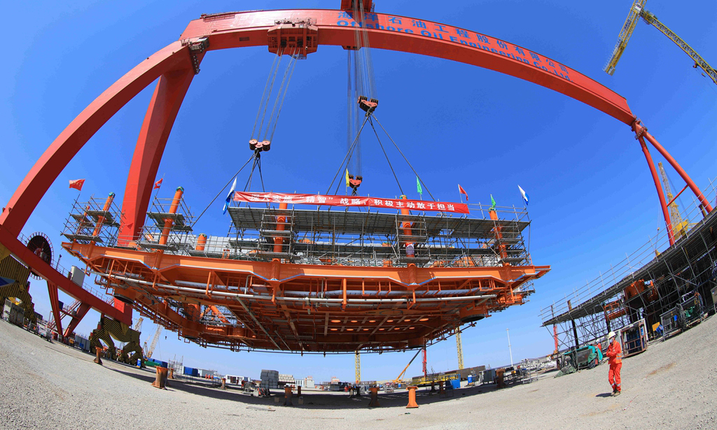 隨著項目生活樓作為最后一個結構單通過SPMT（自行式模塊運輸車）完成裝船，項目就此結束全部陸地建造工作，它的投產節點日益臨近。圖為900噸龍門吊吊起渤中29-6項目甲板片。