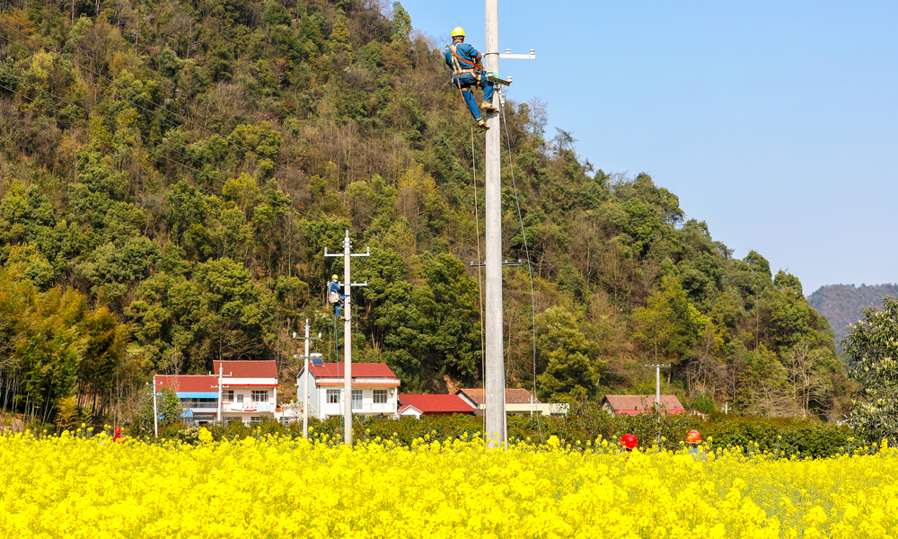 新春伊始，國家電網有限公司各單位迅速投入火熱的生產中，服務走在前面，保障時刻在線，精心運維電力線路，保障人民群眾用電無憂。圖為2月15日，湖南常德供電公司工作人員在熱市鎮龍家嘴村開展線路改造施工。