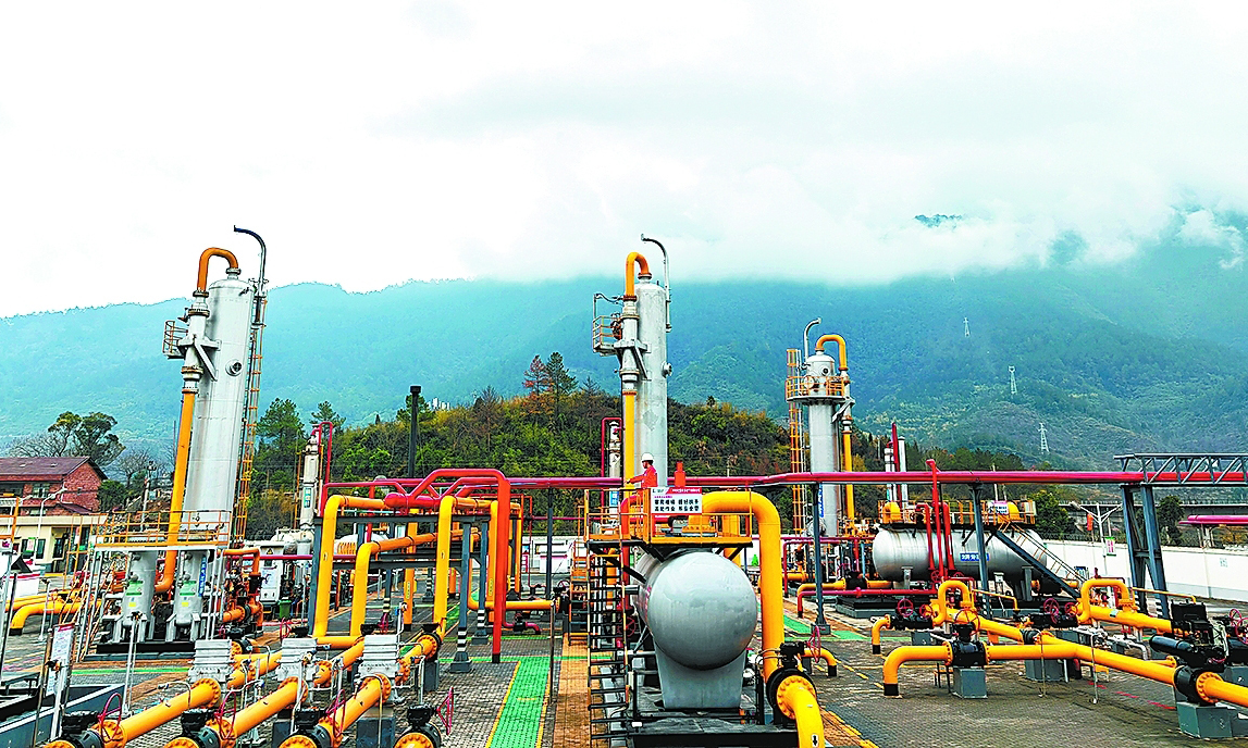 位于重慶南川的中國石化華東石油局南川頁巖氣田積極采用控液提砂、高強度加砂等工藝，持續加快施工節奏、將產能轉化為產量，今年以來累計生產頁巖氣1.9億立方米。圖為近日，氣田員工在東勝脫水站巡檢。