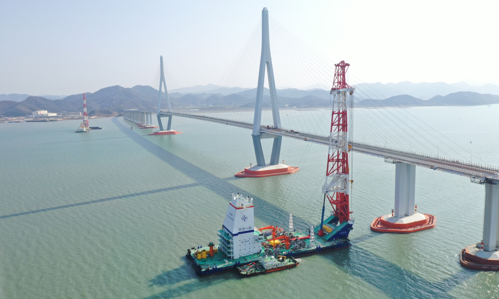 2月17日，中國中鐵設計并參建的寧象市域（郊）鐵路象山港跨海大橋全面開建，該橋建成后將創下“國內首座市域（郊）鐵路跨海大橋”“國內并行既有線最大跨徑橋梁”“國內最大跨度組合四鋼箱梁鐵路斜拉橋”等記錄。