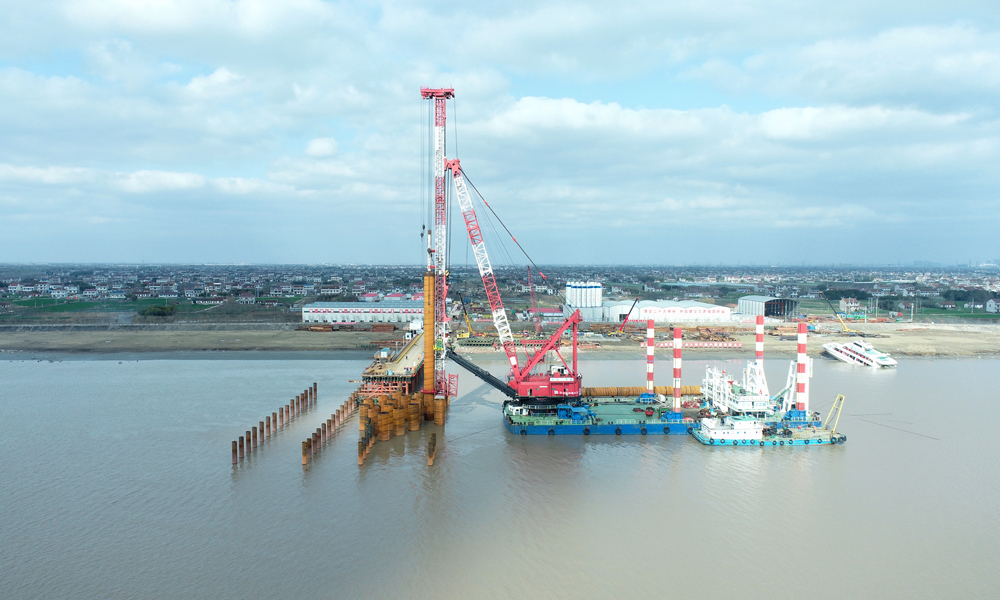 2月13日，中國中鐵勘察設計并建設的滬渝蓉高速鐵路崇啟公鐵長江大橋正式進入主體施工階段，建成后將成為世界最大跨度公鐵兩用無砟軌道斜拉橋。