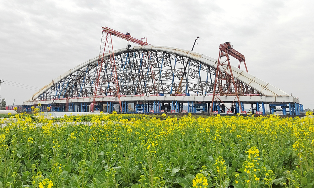 2月12日，中國中鐵參建的四川綿陽科技城涪江大橋主橋拼裝工作全部完成，正式進入河道內頂推施工階段，建成后大橋單跨帶拱頂推重量和頂推距離將刷新全國同類型橋梁施工紀錄。