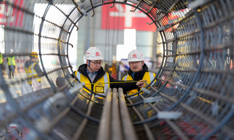2月25日，在雄忻高鐵雄保段一標段鋼筋加工場內，中鐵電氣化局的施工人員檢測鋼筋質量。新華社記者 牟宇 攝