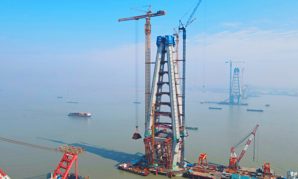 2月28日上午，附著在常泰長江大橋6號主塔西側的XGT15000-600S塔機順利通過江蘇省特檢院常州分院組織的動載試驗，標志著全球最大水平臂上回轉自升式塔式起重機投入到世界最大跨度公鐵兩用斜拉橋——常泰長江大橋建設中。