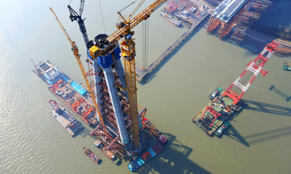 該塔機由中國中鐵旗下中鐵大橋局聯合機械制造單位為常泰長江大橋量身定制，將服務于大橋6號主塔上塔柱施工，解決工程吊裝構件重、施工高度高、作業跨度大等施工難點。目前，塔機已升高到250米，其后會隨著設計總高352米的主塔施工逐漸升高，至主塔封頂時，塔機將升至379米，這也將刷新橋梁領域塔機施工高度紀錄。